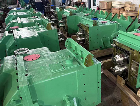 10 черновых клетей прокатного стана с верхней и боковой подачей под углом 45°